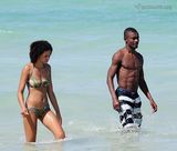 幻灯图集：科特迪瓦中场卡劳和女友迈阿密海滩戏水