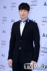 组图：崔始源河正宇尹翰等亮相活动型男比拼