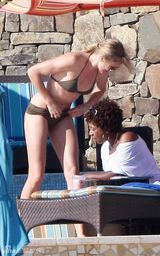 高清组图：卡梅隆-迪亚兹日光浴秀半老性感身材