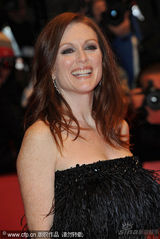 幻灯图：《孩子们没事》首映 朱丽安-摩尔黑裙性感