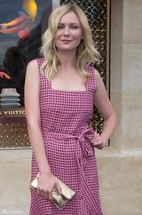 组图：克里斯汀-邓斯特粉红格子裙现身精品秀