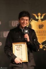 组图：朱雨辰获年度才华大奖 现场献唱亮才艺