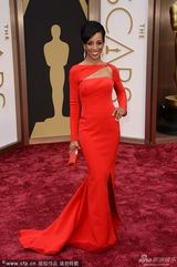 组图：女星肖恩-罗宾逊人鱼裙展性感玲珑身材