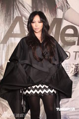 组图：张惠妹为巡演造势 时尚黑装亮相派头十足