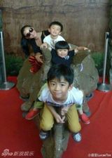 组图：曝张柏芝母子新加坡私房照 生活惬意幸福