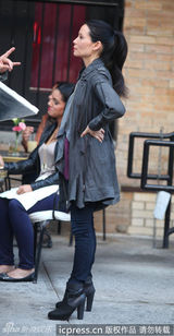 组图：刘玉玲《基本演绎法》片场 干练演绎女版华生