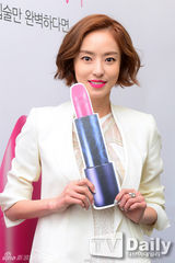 组图：韩星李多熙(李多喜)粉唇亮相纯白连衣裙美丽动人