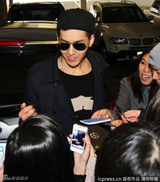 组图：EXO-M队长Kris帅酷现身加拿大遭围堵