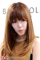 组图：少女时代Tiffany办签名会变秋季成熟女人