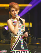 组图：戴佩妮马来西亚获传媒大奖喜极而泣