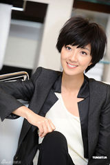 组图：桂纶镁拍写真黑衣黑裤出镜中性风显帅气