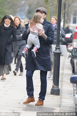 组图：小贝独自带爱女逛街 小七嘟嘴露萌态