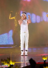 组图：BigBang火热开唱 座无虚席粉丝high翻场