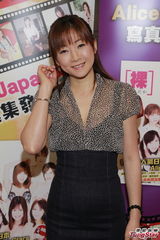 组图：三位AV女优宣传写真 辰已唯挤胸秀事业线