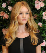 组图：罗茜-汉丁顿-惠特莉黑裙亮相妩媚