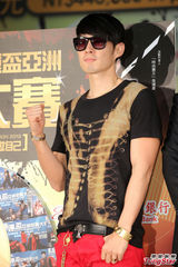 组图：吴建豪不惧跳水危险 盼能放假休息