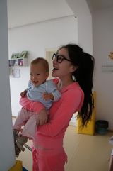 组图：女星姜欣雨素颜探望孤儿 送月饼共度中秋