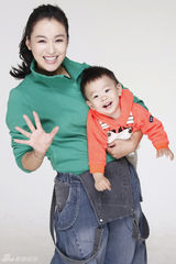 组图：辣妈沈傲君产后复出 携子温馨登杂志封面