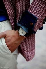 组图：何晟铭着休闲西装街拍 秀初秋型男风范