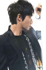 幻灯：俞灏明韩国宣传照曝光 潮男展露成熟魅力