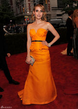 阿尔巴金色长裙赛缪斯 老牌美女波姬-小丝拄拐(图)