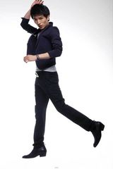 组图：许诺拍摄时尚大片 演绎动感青春