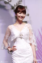 组图：李亚男婚纱展性感秀长腿美背