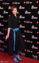 高清图：2011网络盛典李欣汝黑衣蓝腰带走红毯