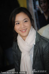 幻灯图集：汤唯纯情掩耳娇笑 灰色外套配白围巾