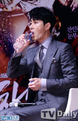 组图：《高跟鞋》发布会 车胜元帅气西装亮相