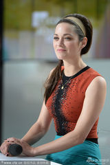 组图：影后玛丽昂-歌迪亚复古美艳 碧眼配蓝裙