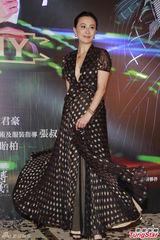 组图：刘嘉玲着复古波点裙 搭梁家辉演舞台剧