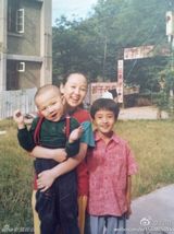 组图：众星晒童年萌照庆儿童节 自幼星范儿足