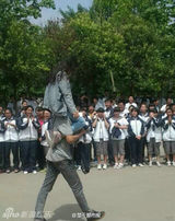 组图：交卷后终结地下情 高三情侣高调走出考场