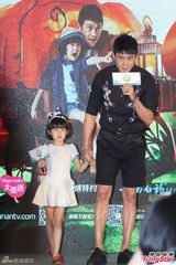 组图：《爸爸2》陆毅见面会 鲍蕾携女儿齐亮相