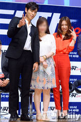 组图：韩星申世京亮相发布会 红装显时尚