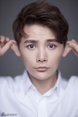 组图：孙坚写真卖萌耍呆 将鬼马精神进行到底