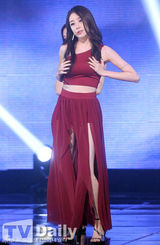 组图：韩团Kara四人舞台 露脐装甜美性感