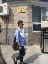 探亲同款？柯爸爸飞北京接子 白衫单肩包皆同款