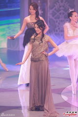 组图：港姐十强首轮问答搞笑 个性礼服展风姿