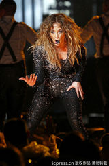 组图：詹妮弗-洛佩兹黑钻裙开唱 金鸡独立翘臀惹火