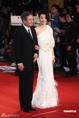 高清：张曼玉挽李安压轴 白色礼服现身引尖叫