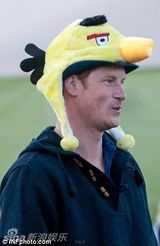 组图：哈里王子扮愤怒的小鸟 大展乒乓球技