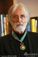 幻灯图集：导演汉内克获文化勋章 比诺什献拥抱