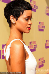 组图：小天后蕾哈娜优雅白裙扮女神