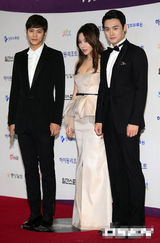 组图：金雅中妩媚长裙现身 吴尚真朱元护花