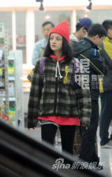 独家：蒲巴甲疑曝恋情 携神秘美女逛街回公寓