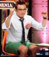 组图：少女时代秀英首次主持略显紧张