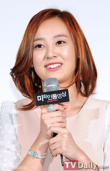 组图：朴宝英姜星现身韩片《不明影像》发布会