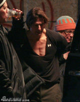 组图：克鲁斯《碟中谍4》片场狂奔 露招牌笑容